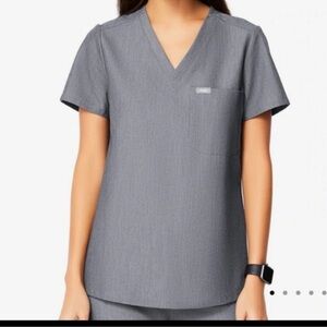 Figs women’s Catarina one pocket top in Graphite